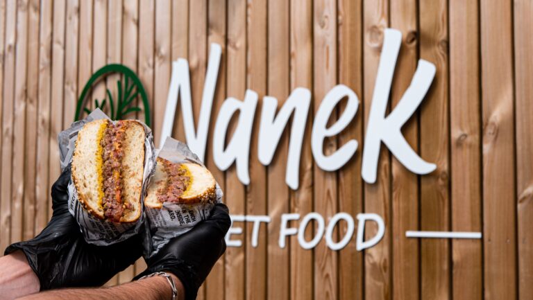 Burger classico devant le restaurant Nanek