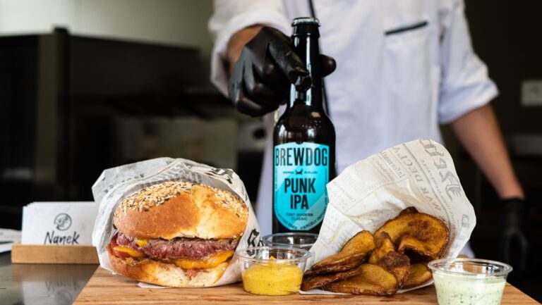 Formule burger, frites et bière au comptoir du restaurant Nanek