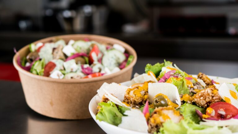 Deux salades sur le comptoir du restaurant Nanek